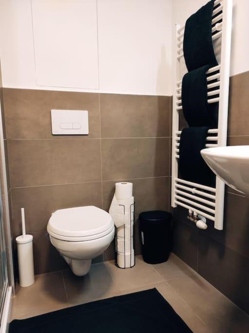 Airport Studio For Two, Free Parking, Airport View Bratysława Zewnętrze zdjęcie